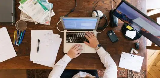 Être auto-entrepreneur, ce qu’il faut savoir Un homme auto-entrepreneur