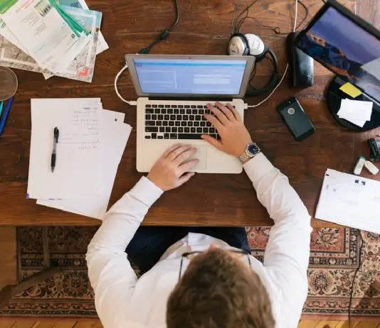 Être auto-entrepreneur, ce qu’il faut savoir Un homme auto-entrepreneur