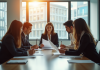 Groupe de professionnels dans un bureau lumineux pour l'article sur salaire