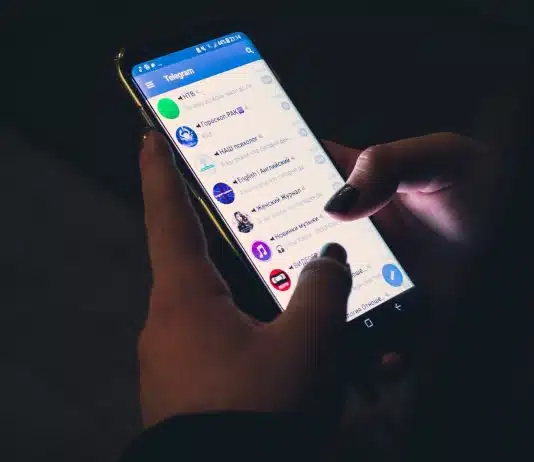Envoyer des mails en masse avec Sendinblue : comment profiter des avantages de l’envoi d’emails à l’orange ! person using smartphone