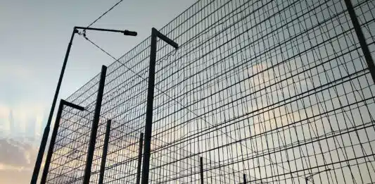 Cloisons industrielles grillagées : ce qu’il faut pour sécuriser vos locaux