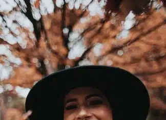 Brian banks (sa taille, son poids) qui est sa femme ? smiling woman wearing black hat and brown scarf