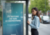 Affiche publicitaire : nom en français et rôle, erreurs à éviter Jeune femme lisant un panneau publicitaire urbain en extérieur