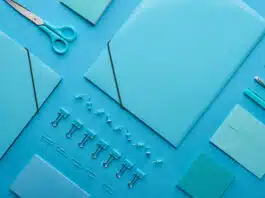 Quand choisir une enveloppe plastique pour vos envois postaux ?