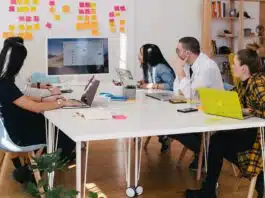 Comment maximiser votre productivité au travail five person by table watching turned on white iMac